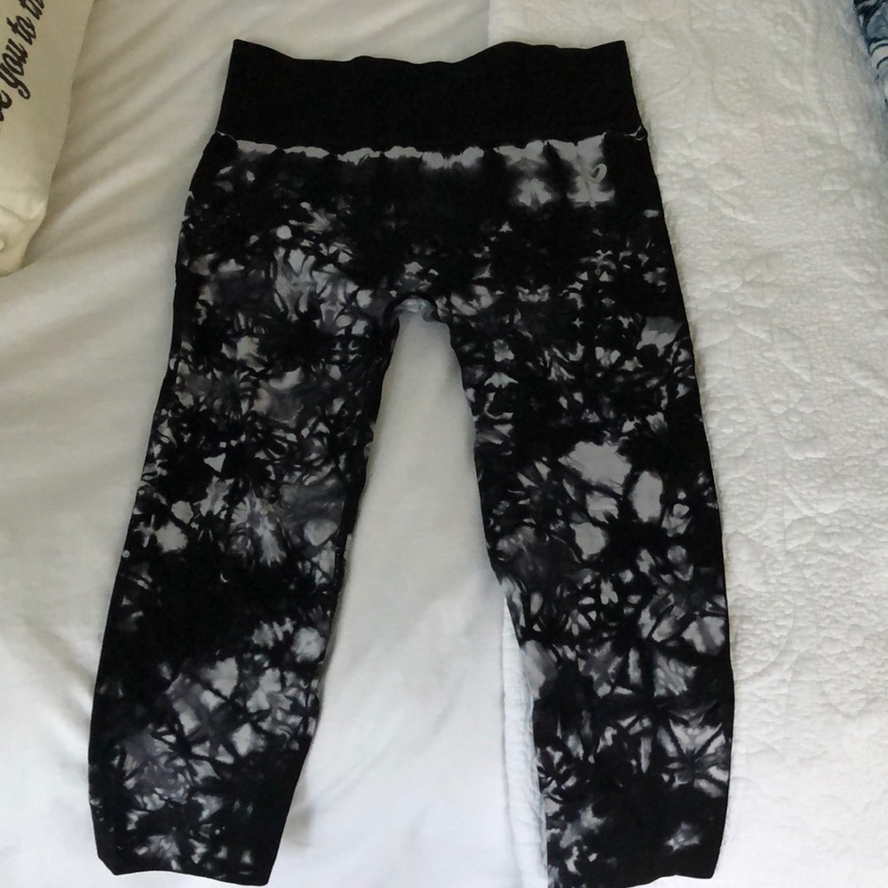 Black tie die 3/4 leggings small